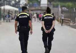 Dos agentes de la Policía Municipal de Zarautz.