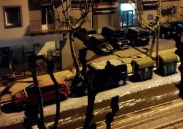 Aspecto de una de las calle del barrio donostiarra tras la granizada.