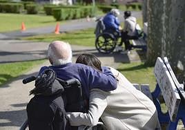 Varios mayores, con sus familiares en un parque.