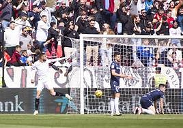 En-Nesyri celebra uno de sus goles ante la Real Sociedad.