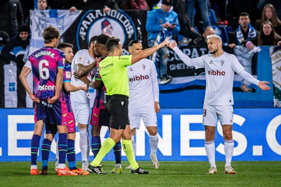 El Eibar se impone en casa del líder