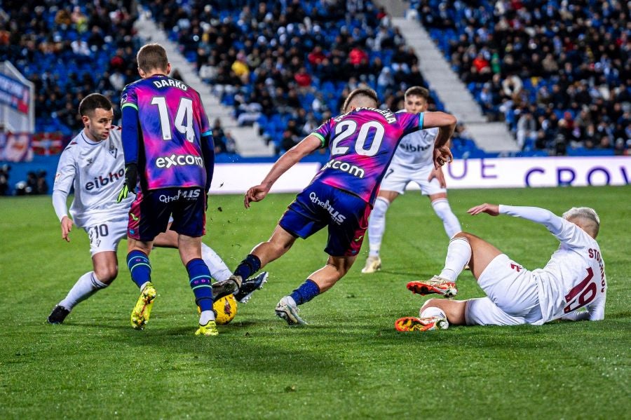 El Eibar se impone en casa del líder