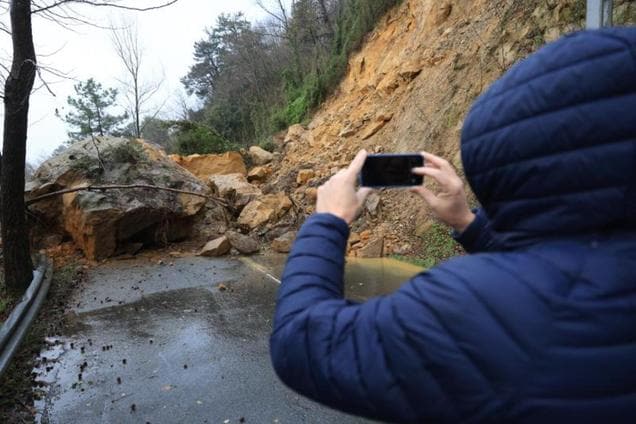 El derrumbe ha cortado la carretera hacia el faro de Higuer