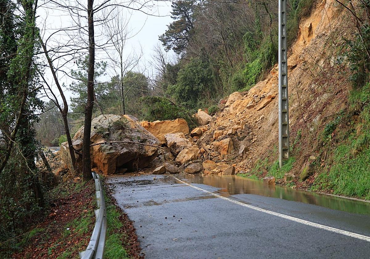 Desprendimiento de tierra en la subida al faro de Higer en Hondarribia
