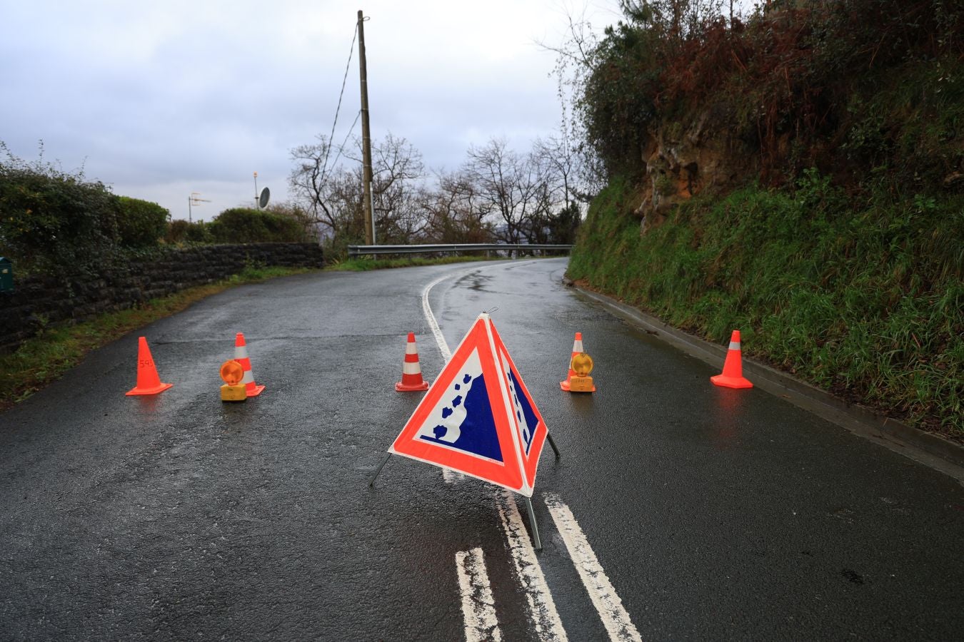 Desprendimiento de tierra en la subida al faro de Higer en Hondarribia