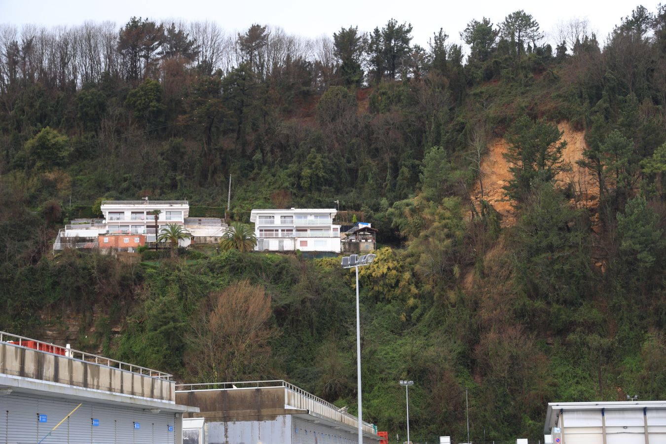 Desprendimiento de tierra en la subida al faro de Higer en Hondarribia