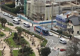 El autobús del Paris Saint-Germain, escoltado por tres furgones de la Ertzaintza