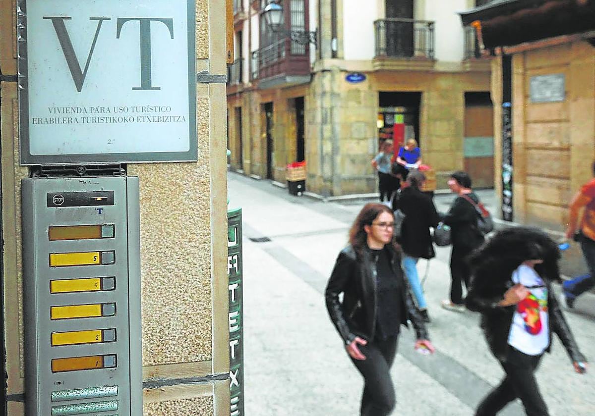 La falta de distintivos obligatorios de las viviendas de uso turístico en los portales es una de las infracciones más habituales en Gipuzkoa.