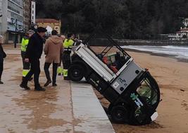 El vehículo de limpieza de FCC tras caer en el malecón zarautzarra.