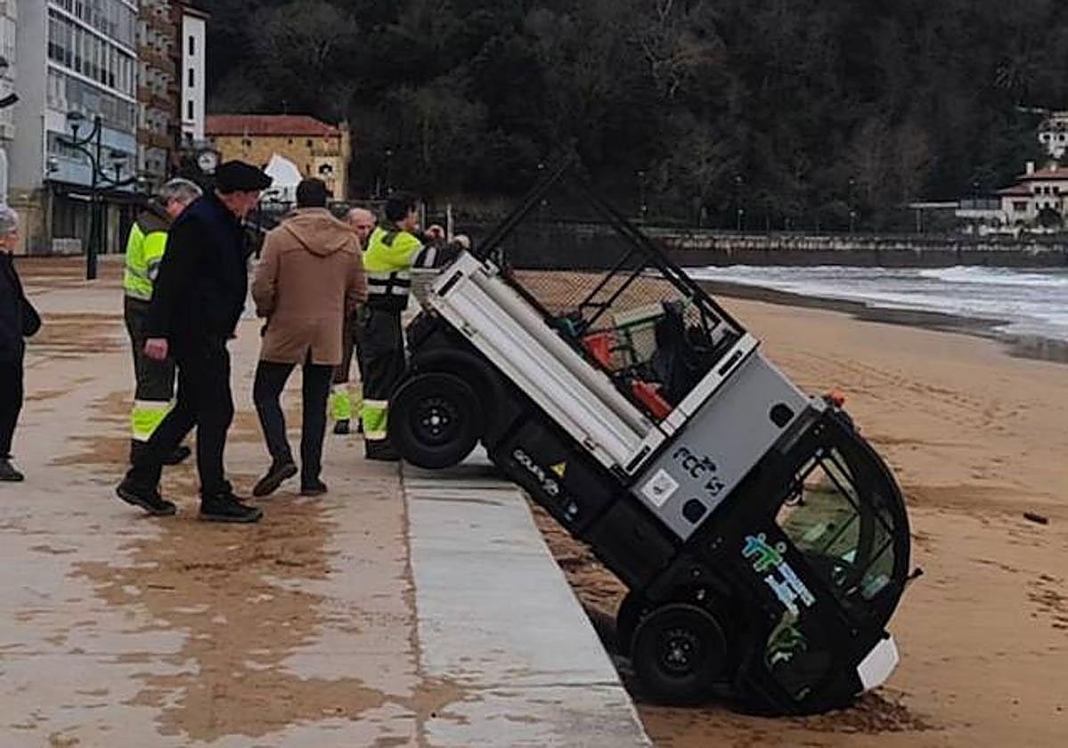 El vehículo de limpieza de FCC tras caer en el malecón zarautzarra.