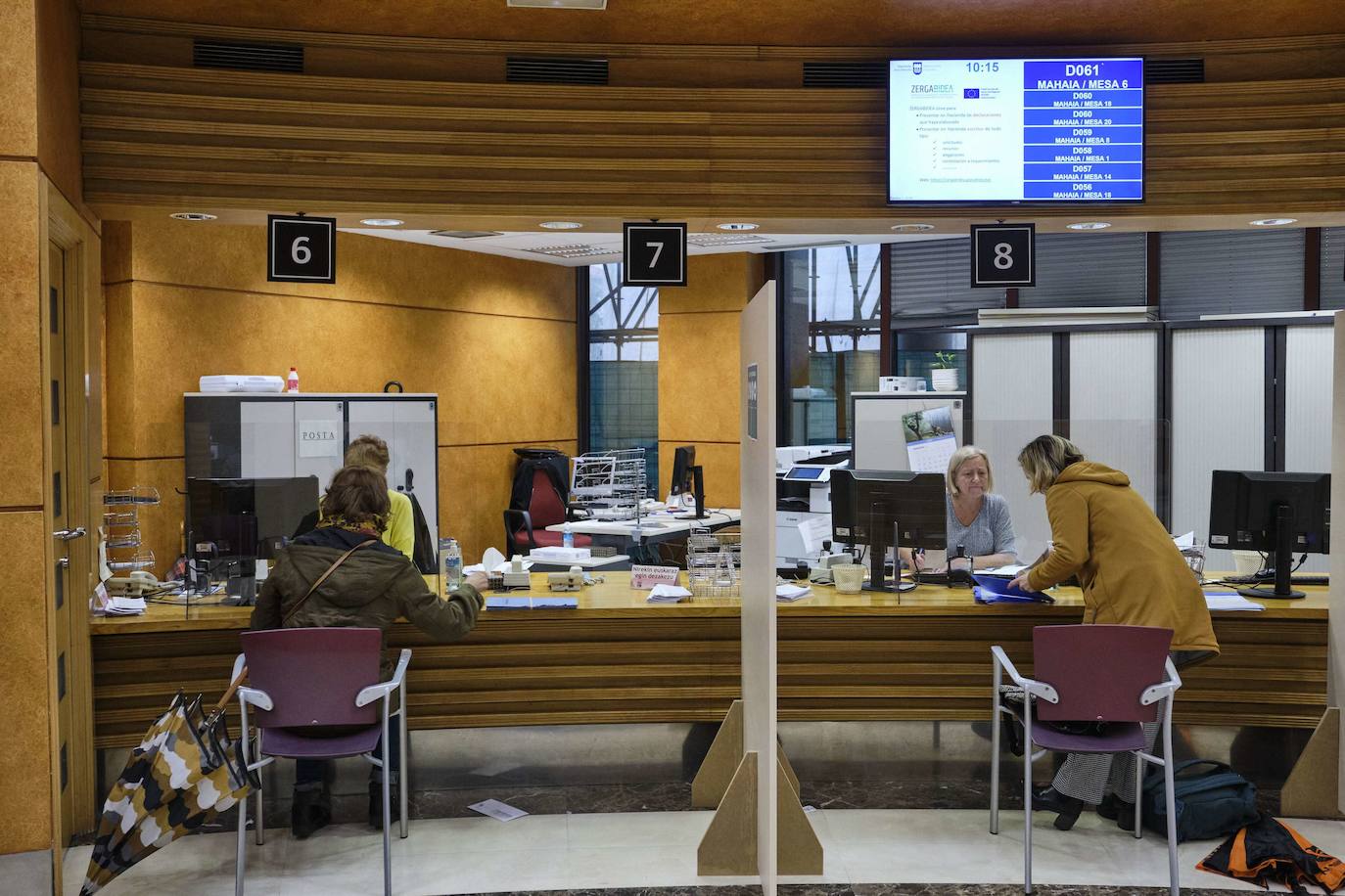 Varias personas realizan la declaración de la Renta.