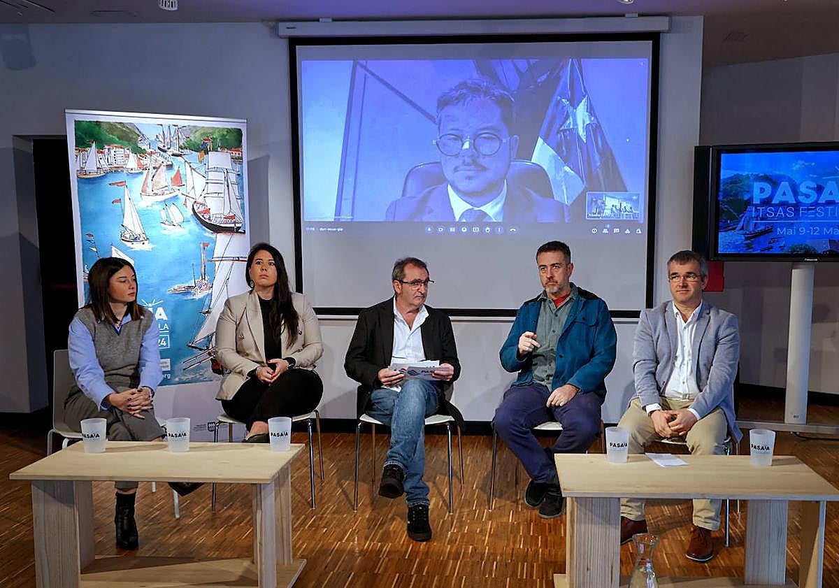 Imagen principal - La presentación en Pasaia y una embarcación chilota como la que se va a construir