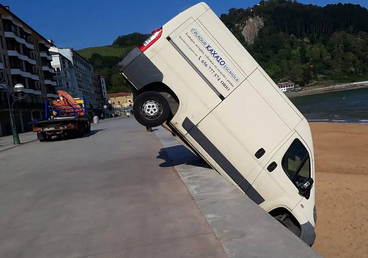 Imagen principal - Accidente en mayo de 2021 de una furgoneta de una empresa de pladur (1). Accidente en marzo de 2021, una empresa de reparto de pan (2). Accidente en julio de 2019 de un vehículo de una cristalería (3).