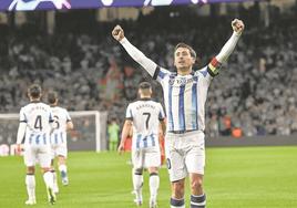 Oyarzabal celebra el gol que marcó al Benfica en Anoeta.