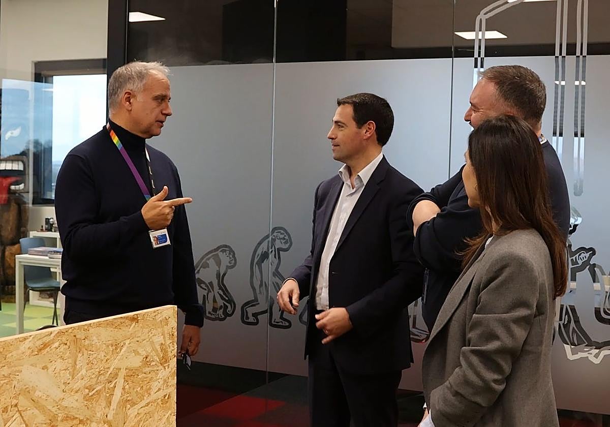 El candidato del PNV a lehendakari Imanol Pradales, durante su visita al Parque Científico y Tecnológico de Miramon