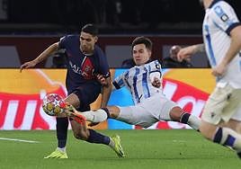 Zubimendi trata de quitarle el balón a Hakimi en un partido de Champions League.