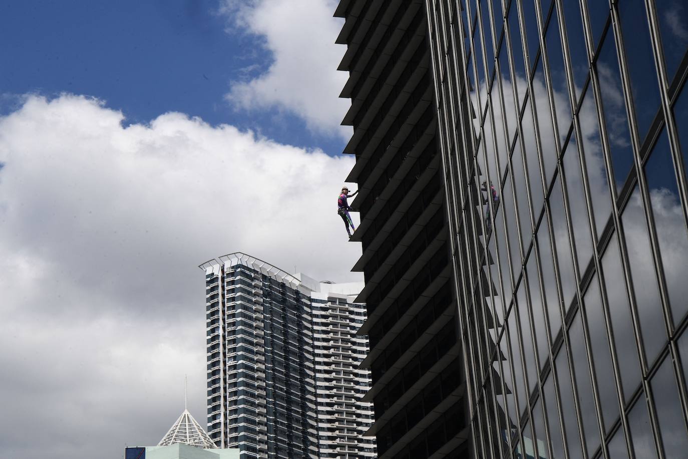 El &#039;Spiderman&#039; francés escala un rascacielos en Manila de 217 metros