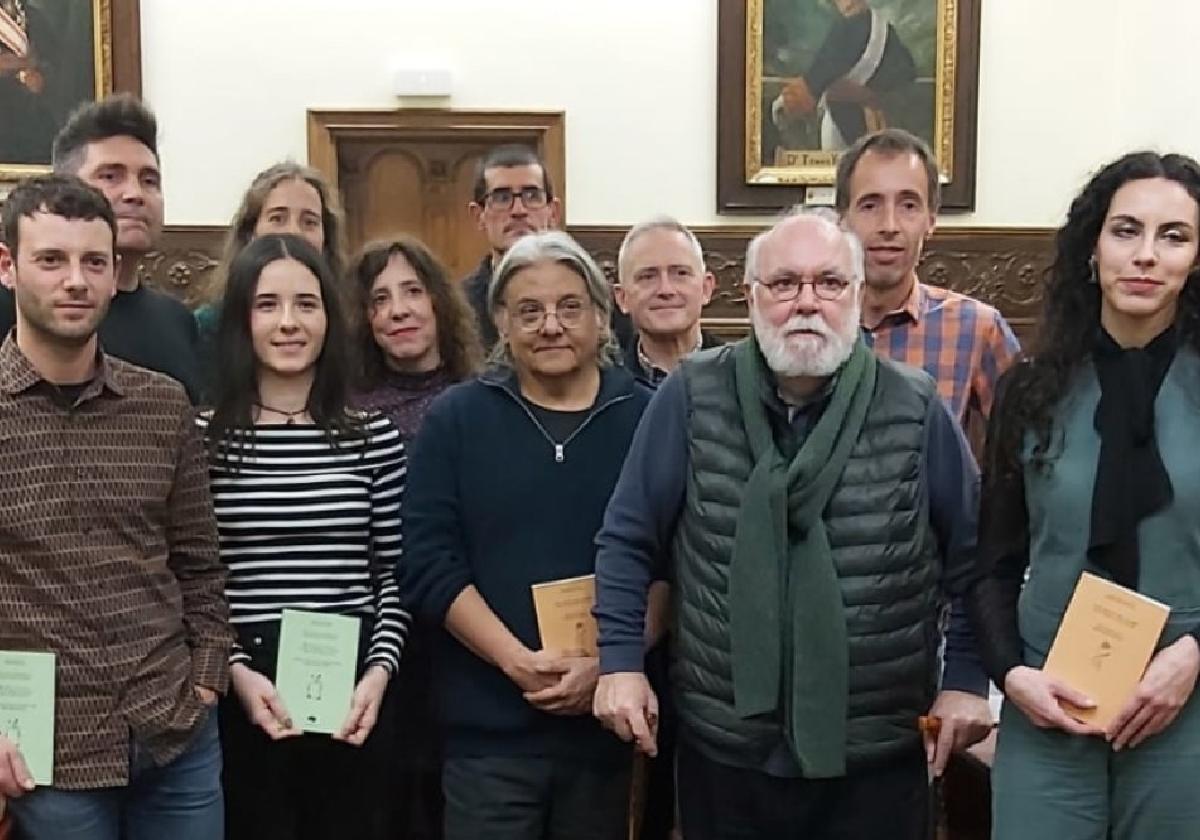 Los premiados junto a los componentes del jurado y los alcaldes Mikel Serrano y Jon Luqui.