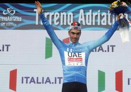Juan Ayuso, con el maillot azul de líder de la Tirreno-Adriático.