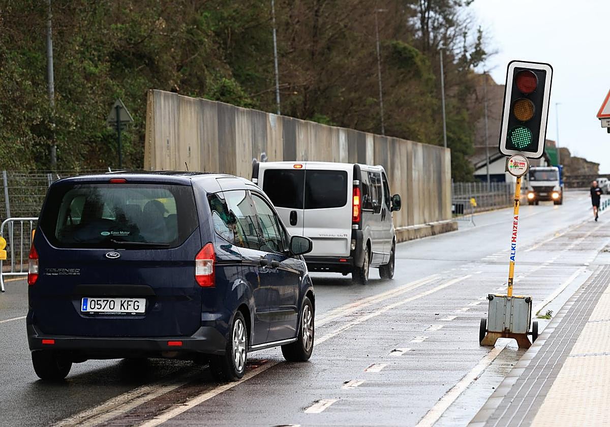 Carril habilitado en la carretera del puerto en Hondarribia.