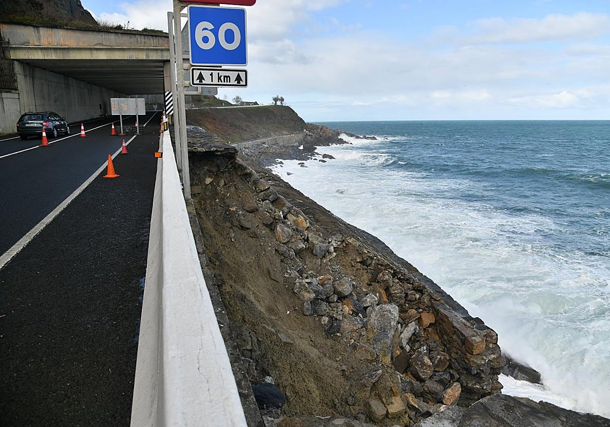 Socavón abierto en la N-634, entre Getaria y Zumaia.