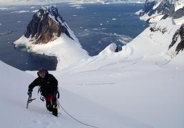 Sebastián Álvaro durante su ascensión al monte Wandell, en la Antártida.