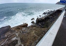 Un desprendimiento provocado por las últimas lluvias ha abierto un nuevo socavón en el muro de la N-634 entre Getaria y Zumaia