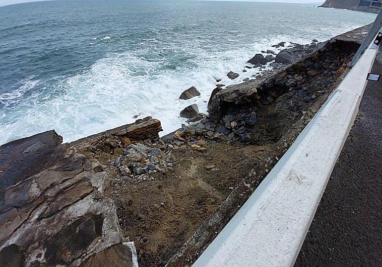 Un desprendimiento provocado por las últimas lluvias ha abierto un nuevo socavón en el muro de la N-634 entre Getaria y Zumaia