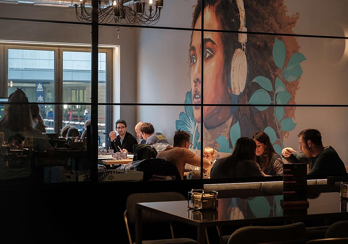 Varias personas comen en un restaurante del barrio donostiarra de Gros.