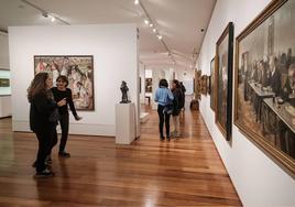 Visitantes en la sala de Arte Histórico del Museo de San Telmo en Donostia