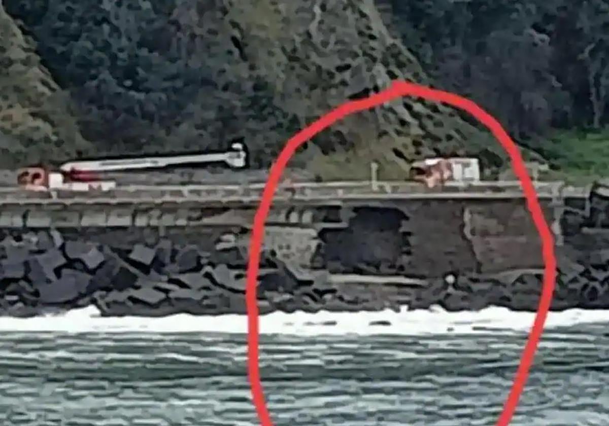 El fuerte oleaje del pasado 12 de febrero causó un gran socavón en la N-634 entre Zarautz y Getaria