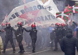Altercados entre la Ertzaintza y los manifestantes en la movilización del 3 de marzo en Vitoria.