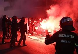 Disturbios y cargas en Amara antes del partido entre Real Sociedad y PSG