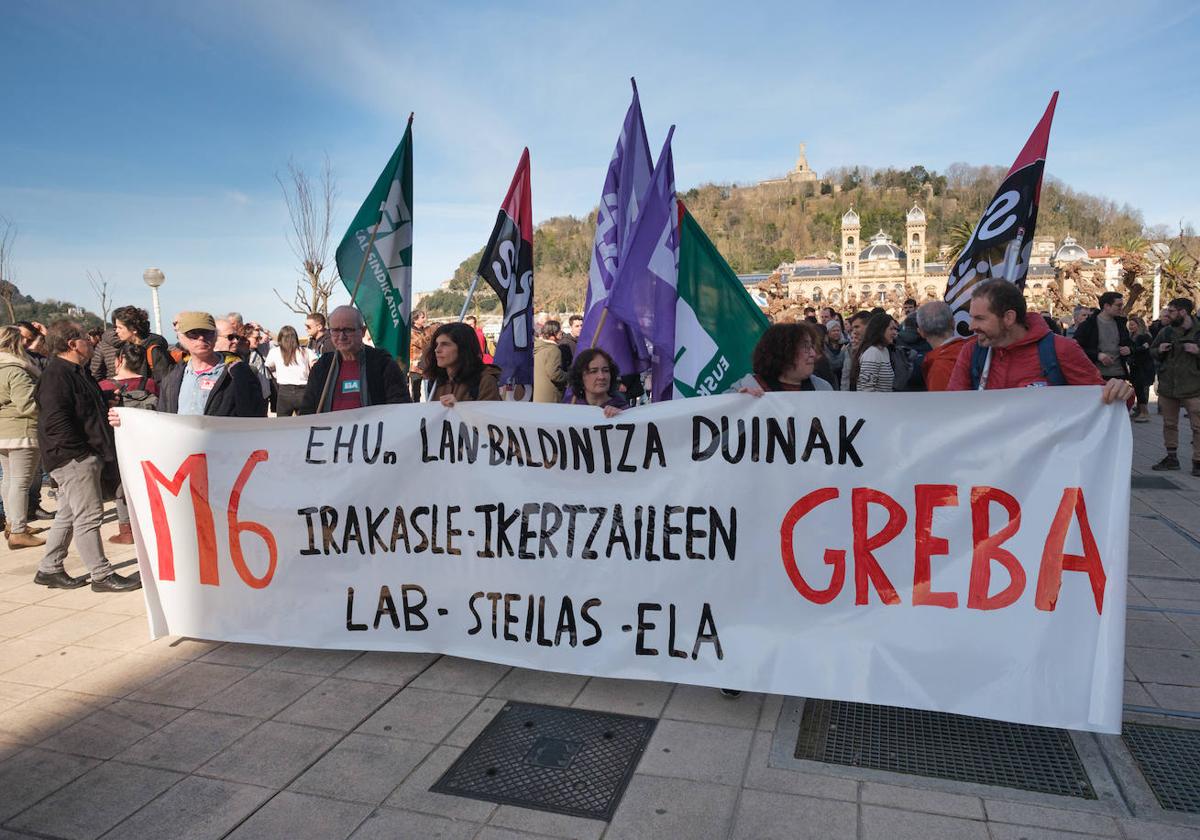 Decenas de docentes e investigadores se han manifestado este miércoles en Alderdi Eder.