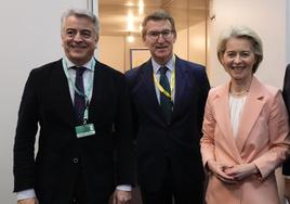 Javier de Andrés, Alberto Núñez Feijóo y Ursula Von der Leyen, este miércoles en Bucarest.