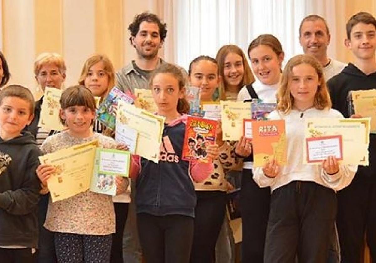 Joan den urteko literatur lehiaketaren irabazleak sari banaketaren egunean udal aretoan.