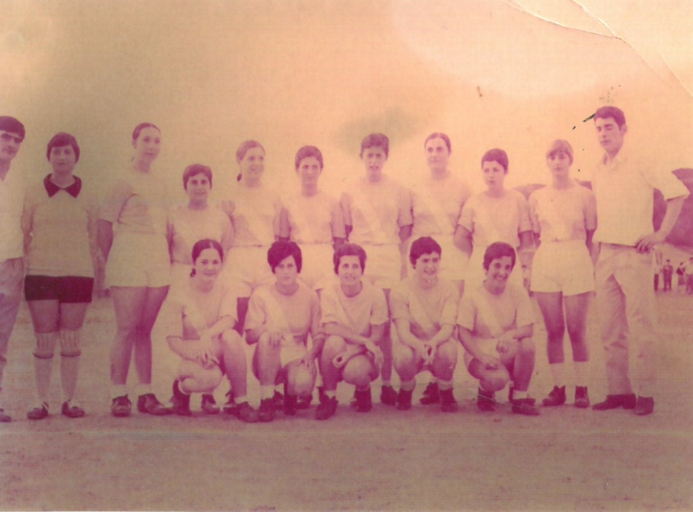 Las jugadoras que formaron aquel primer equipo que jugó en Ibarra para recaudar fondos para las ikastolas.