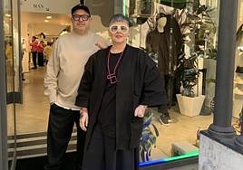 Helena Iturralde y Carlos Sánchez, en la entrada de Manila San Sebastián, su tienda de moda ubicada en la calle Hernani.