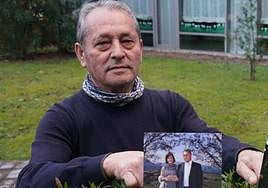 Rafael, con una foto suya con Anabel cuando eran jóvenes.