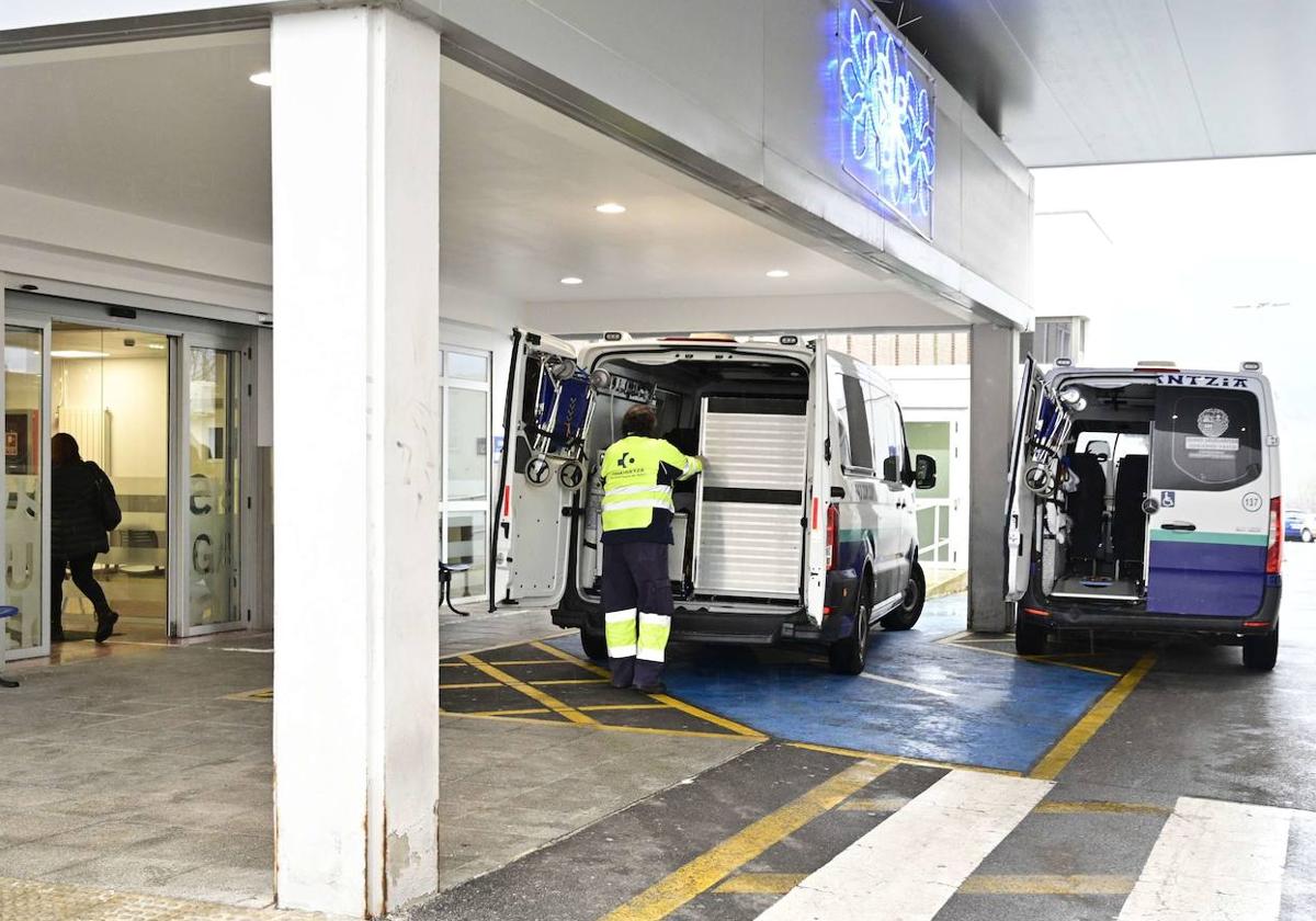 La trabajadora tuvo que ser trasladada en ambulancia tras la colisión con otro vehículo.