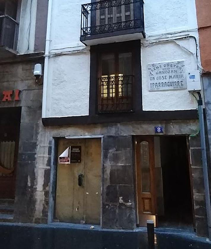 Imagen secundaria 2 - En el centenario de su muerte, se sacaron sus restos mortales para colocarlos en el mausoleo construido en su honor en Urretxu. La escultura en Urretxu, obra del catalán Font y Pons, Su casa natural en esa localidad. .