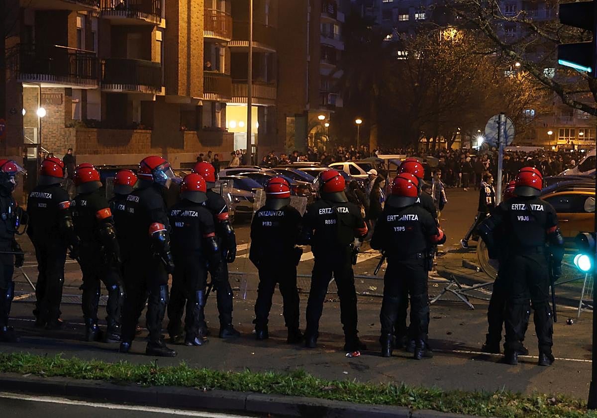 Sindicatos de la Ertzaintza piden una investigación interna sobre los incidentes en la previa del Real Sociedad-PSG