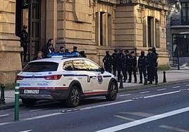 Antes de comenzar la vista se han producido un enfrentamiento fuera del edificio de la Audiencia de Gipuzkoa, que han obligado a intervenir a la Ertzaintza.