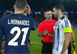 Momento en el que Michael Oliver le 'ofrece' a Merino volver a Newcastle