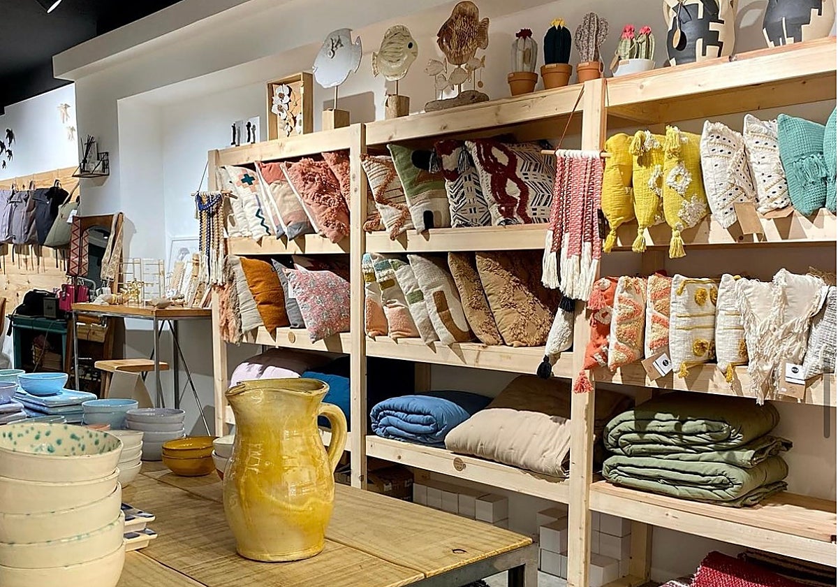 Establecimiento con variedad de elementos decorativos