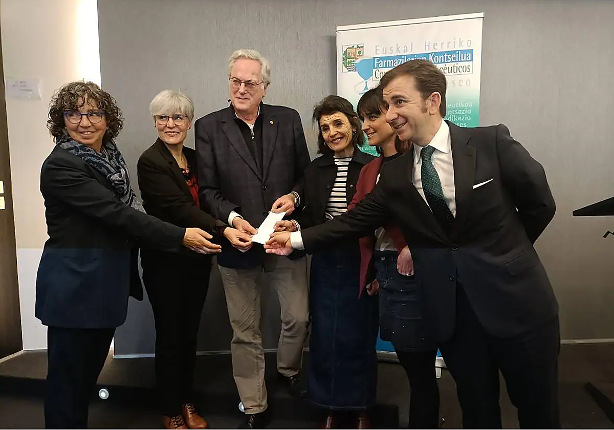 Representantes de los farmacéuticos, del Gobierno vasco y de Satevi, durante la presentación de su colaboración