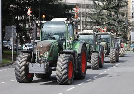 Tractores recorriendo diferentes calles de Gipuzkoa.