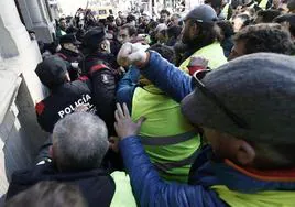 La Policía Foral resiste al empuje de los agricultores manifestantes este jueves en el Parlamento de Navarra, en Pamplona.