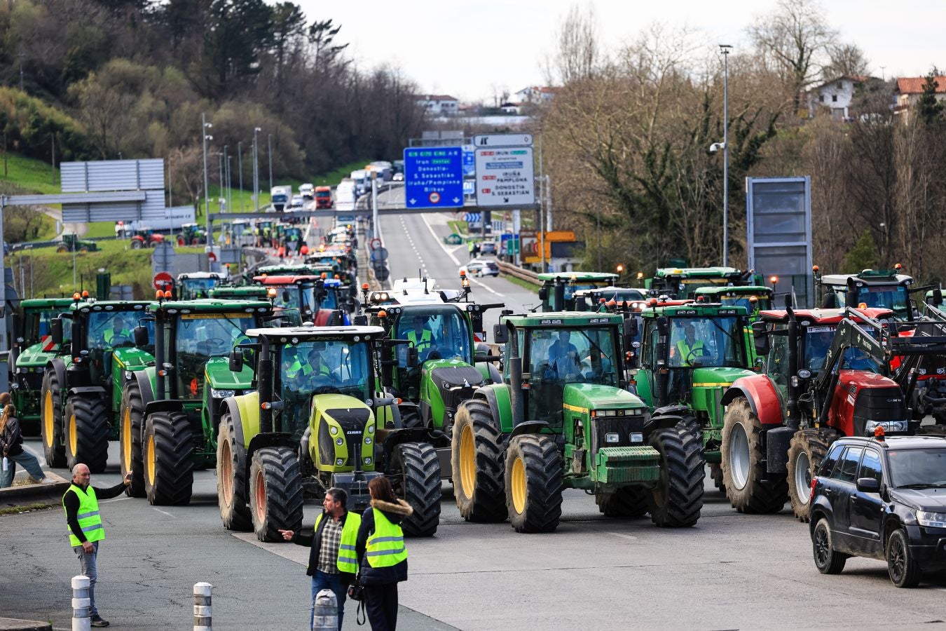 Los agricultores bloquean la muga