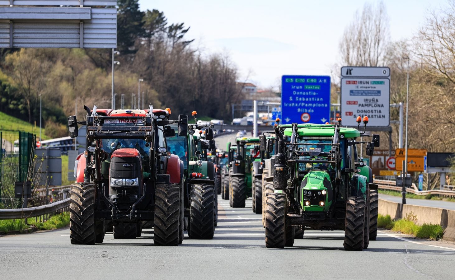 Los agricultores bloquean la muga